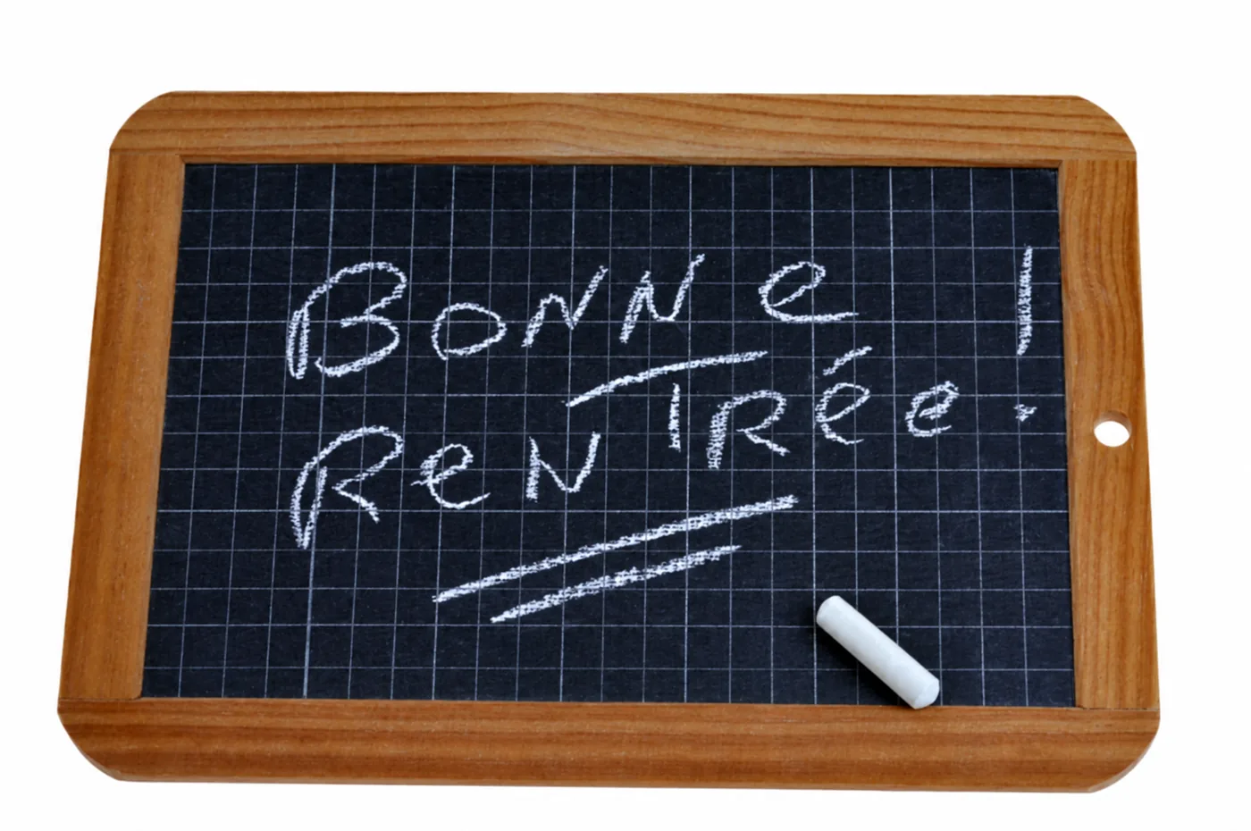 Une ardoise d’écolier où est écrit à la craie « Bonne rentrée ! »